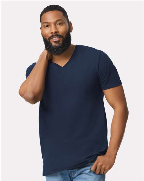 Gildan 64V00 - Unisex Softstyle V-Neck T-Shirt - Navy